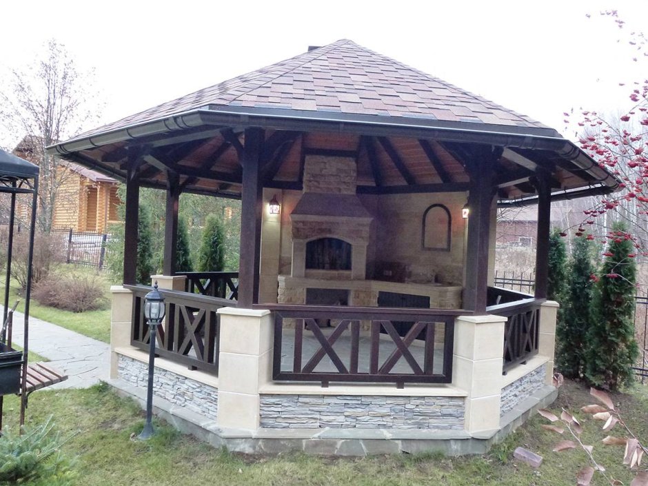 Крытая беседка застекленная с мангалом и барбекю 4х6