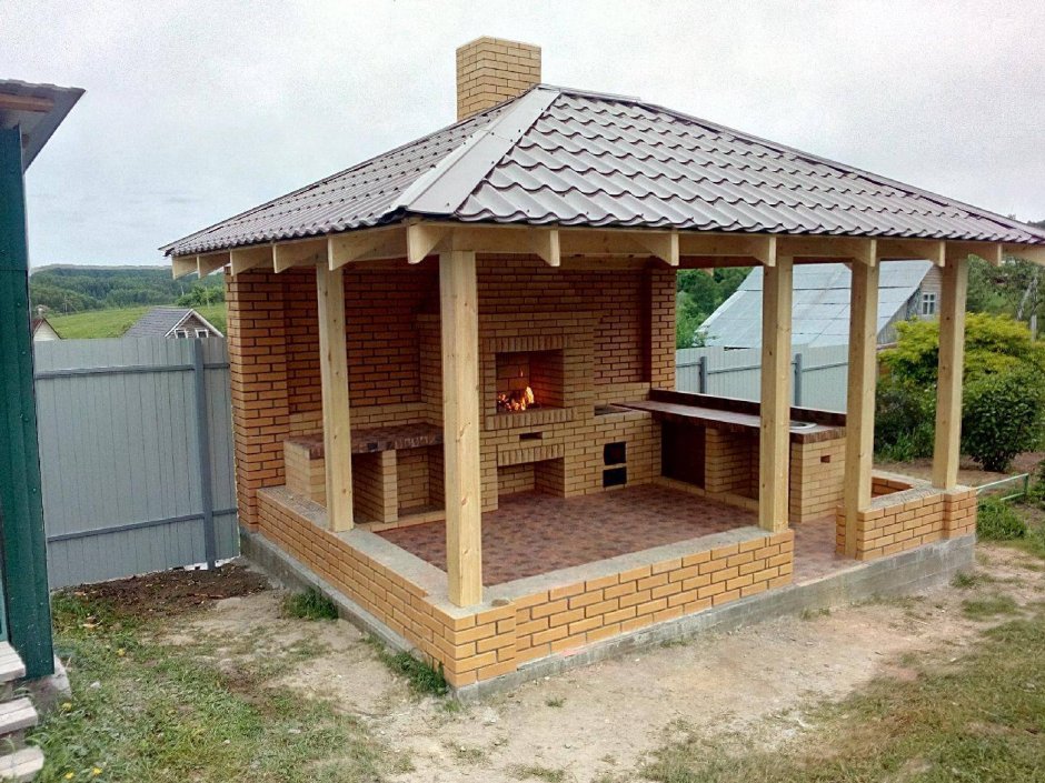 Беседка с четырехскатной крышей и мангалом