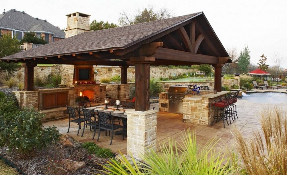 Беседка с четырехскатной крышей и мангалом