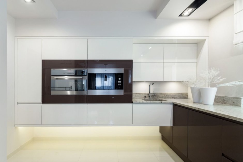 Кухня с подвесными нижними шкафами