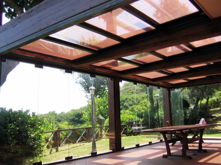 Деревянная веранда с прозрачной крышей