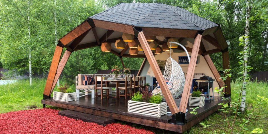 Беседка в углу двора