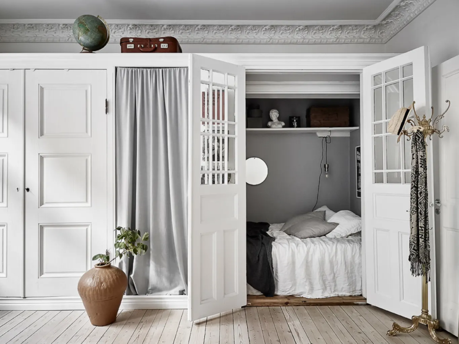 Кровать в гардеробной