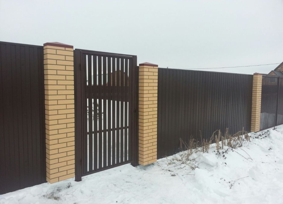 Забор с кирпичными столбами
