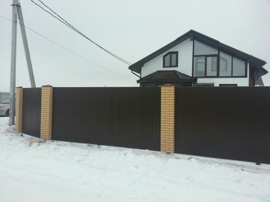 Забор с имитацией кирпичных столбов из профлиста