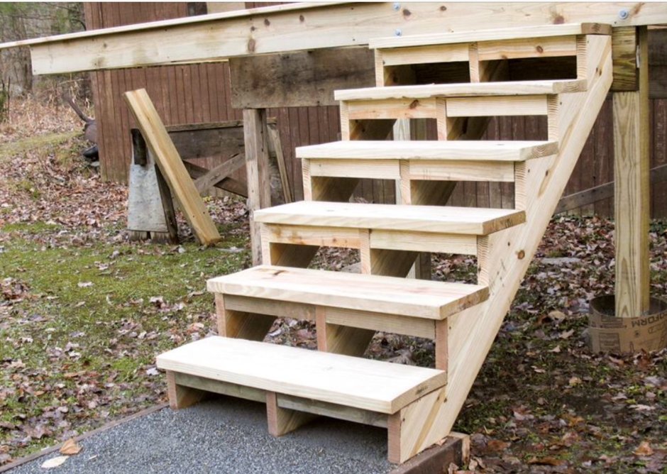 Лестница на веранду из дерева