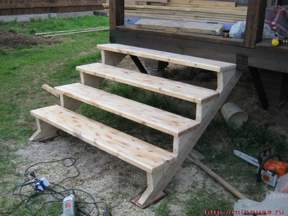 Деревянные ступени для крыльца