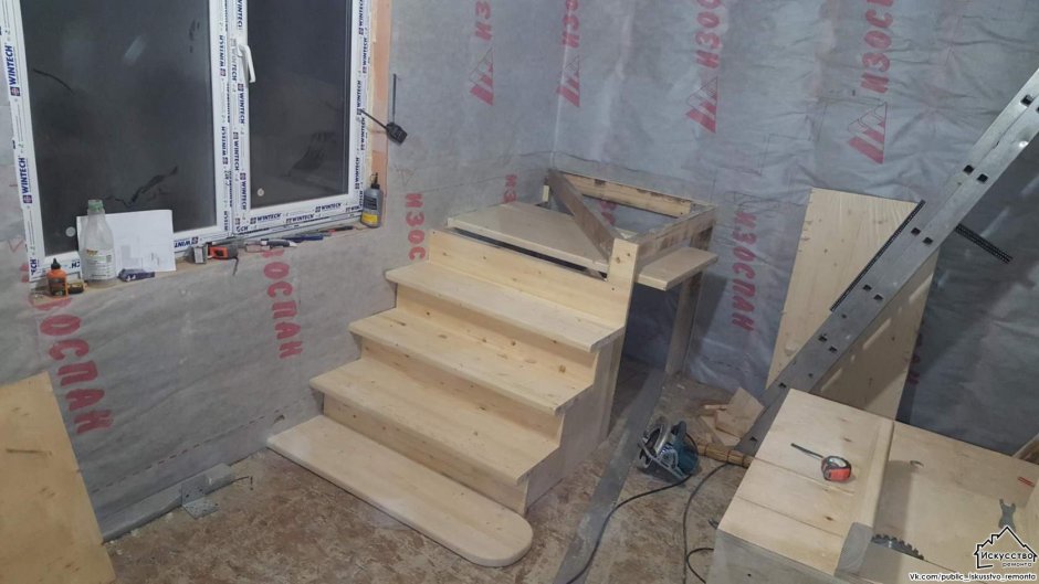Лестница из полубревна