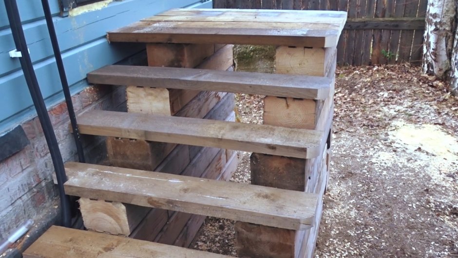 Лестница из обрезков бруса
