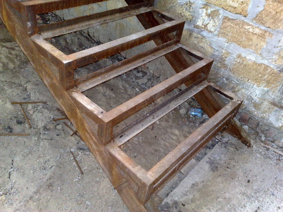 Лестница с подиумом