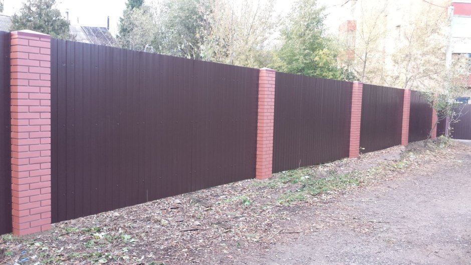 Имитация кирпичных столбов для забора из профнастила