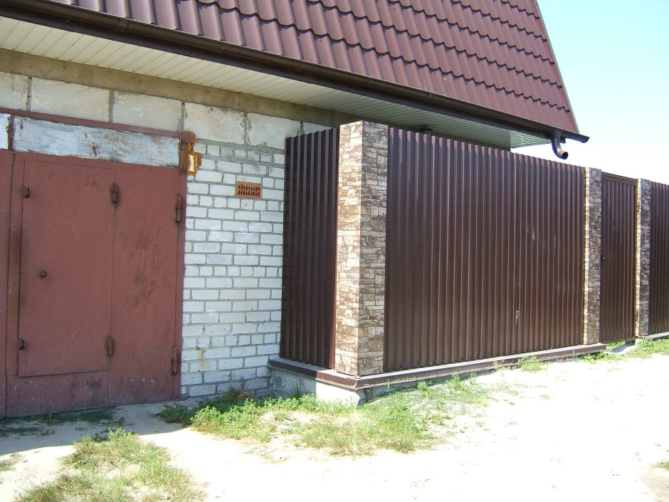 Бетонные столбы для забора обшить профнастилом