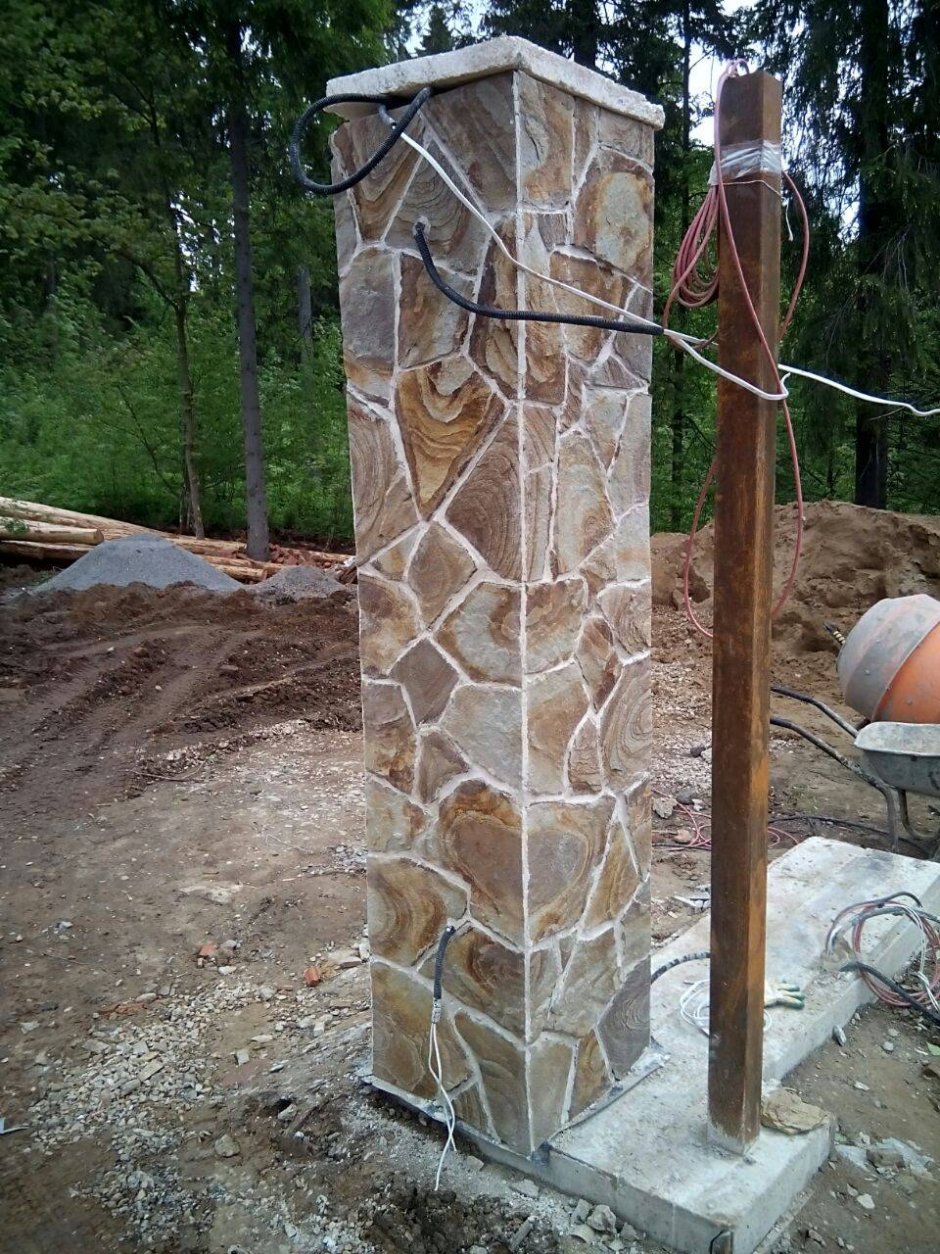 Столбы из природного камня