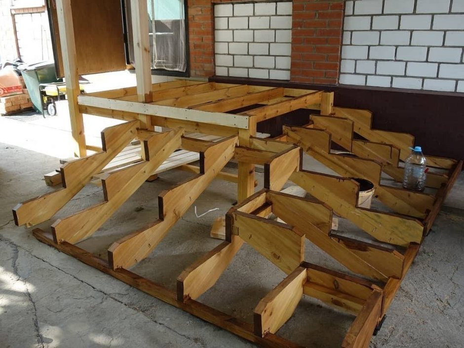 Лестница 2 косоура деревянной лестницы