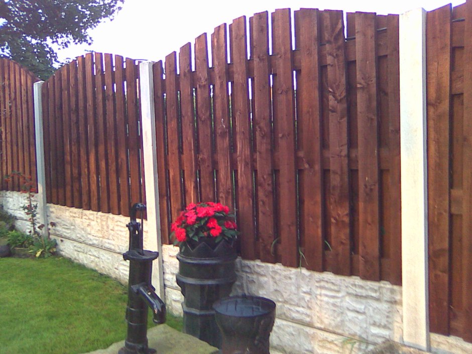 Красный деревянный забор