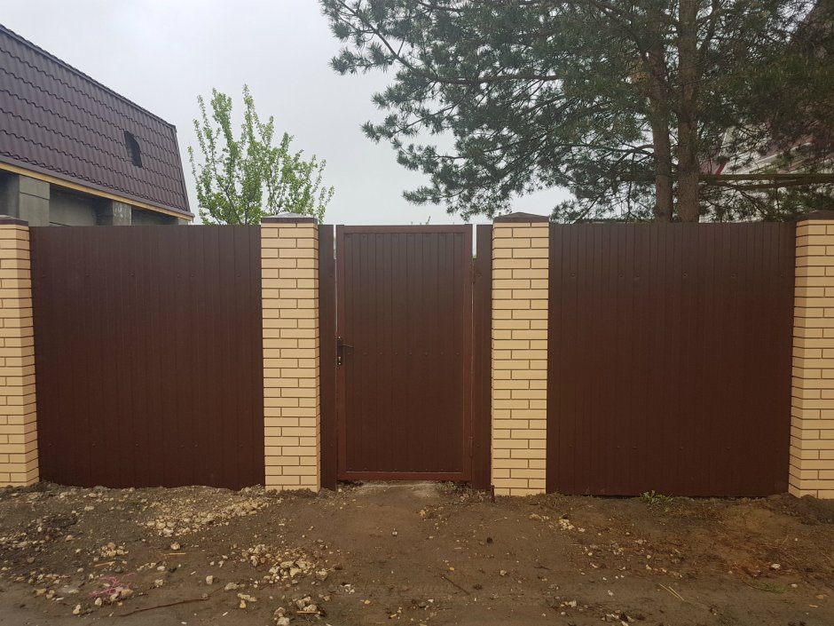 Имитация кирпичных столбов для забора из профнастила