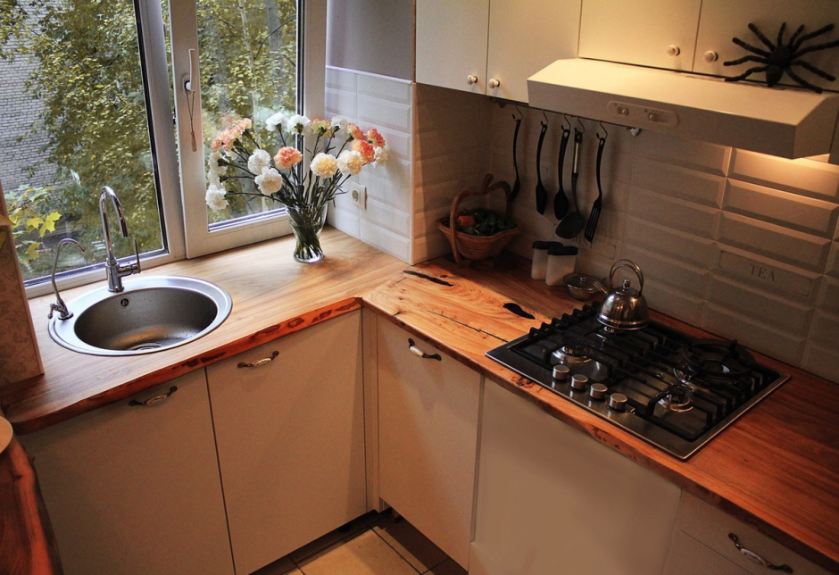 Угловая кухня с окном