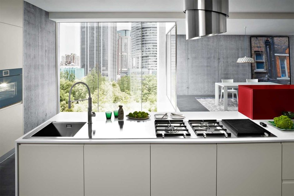 Плита у окна на кухне