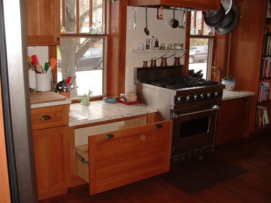 Раковина у окна в маленькой кухне