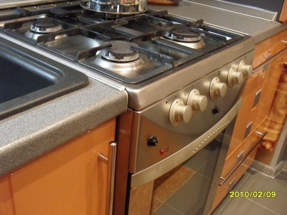 Планировка маленькой кухни с окном