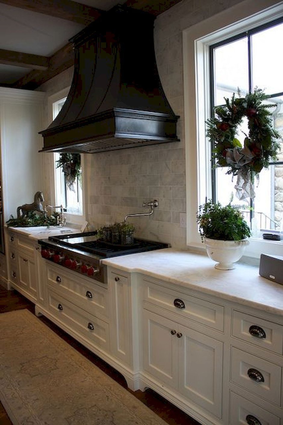 Встроенная вытяжка в классической кухне