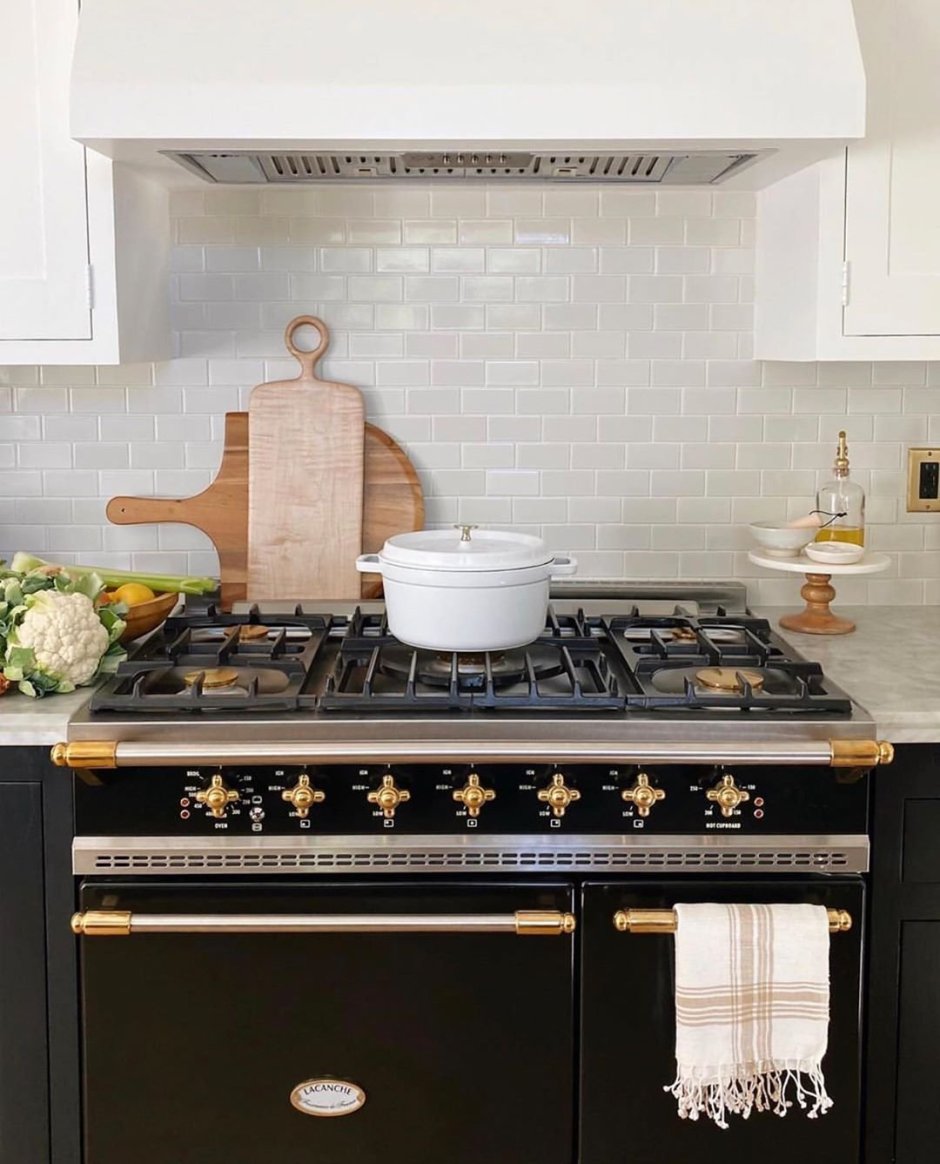 Газовая плита рядом с окном