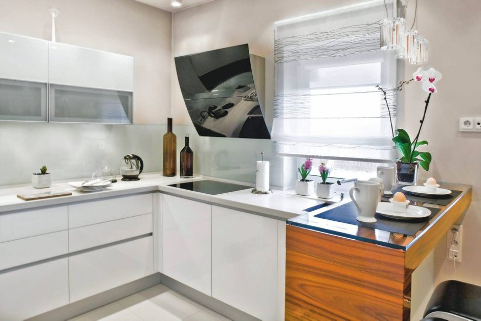 Варочная панель у окна на кухне