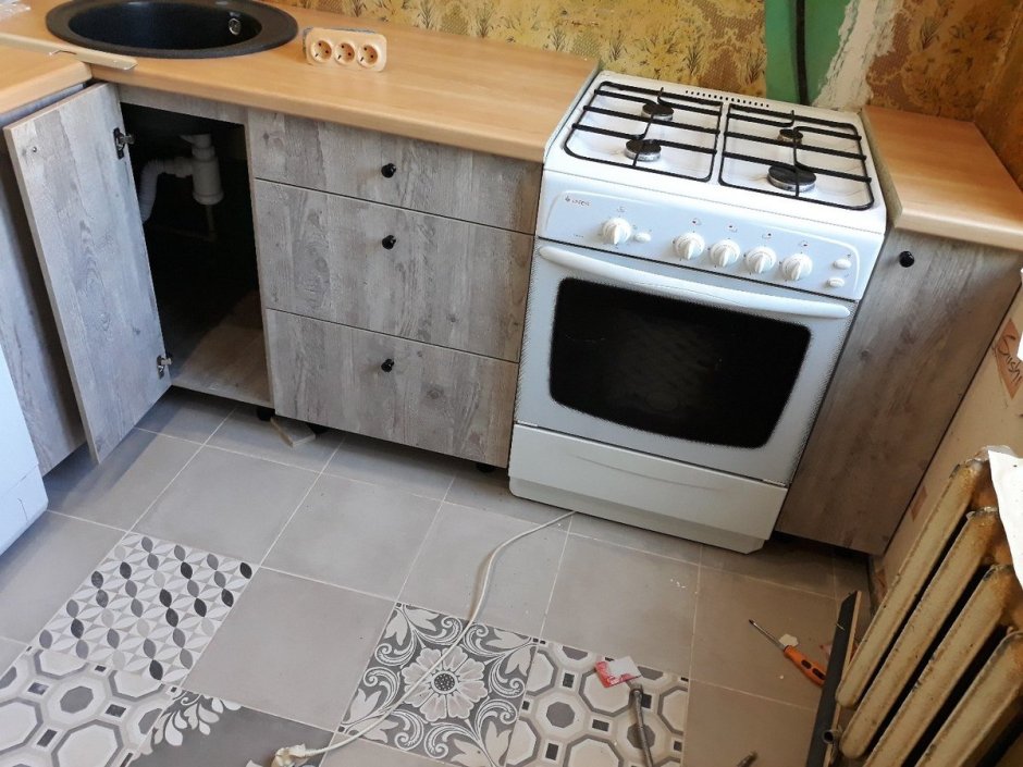 Газовая плита у холодильника