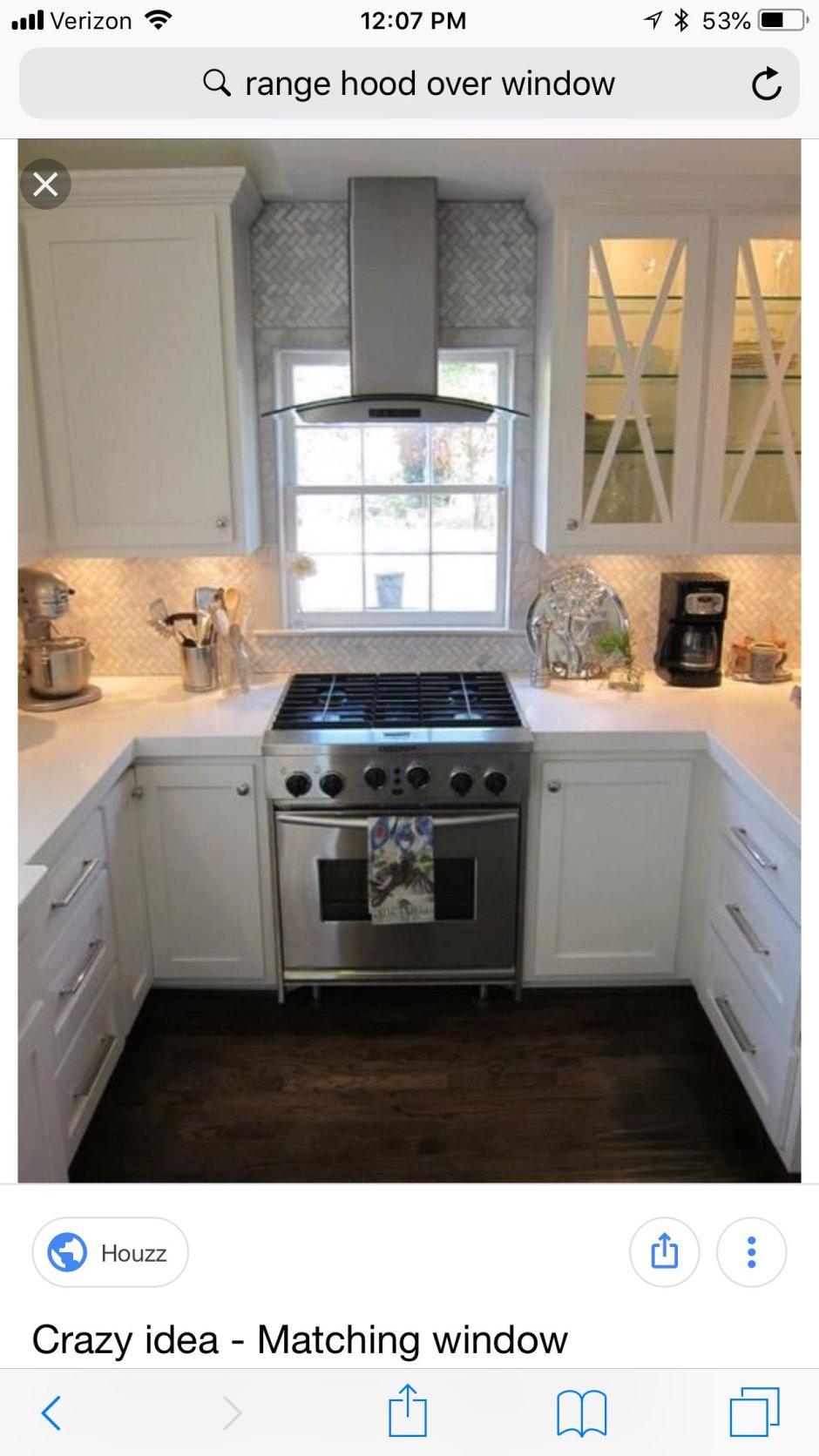 Кухонная плита возле окна