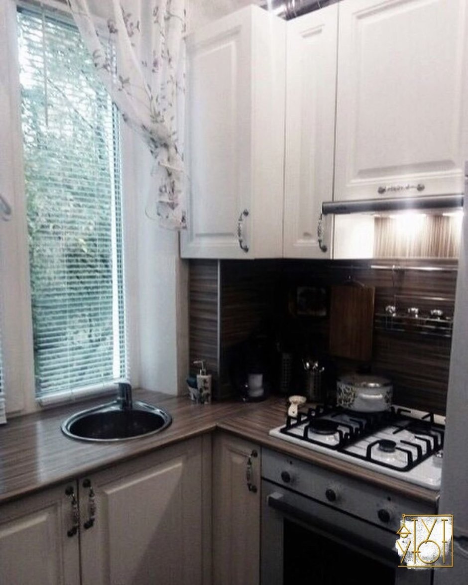 Кухонный гарнитур вдоль окна