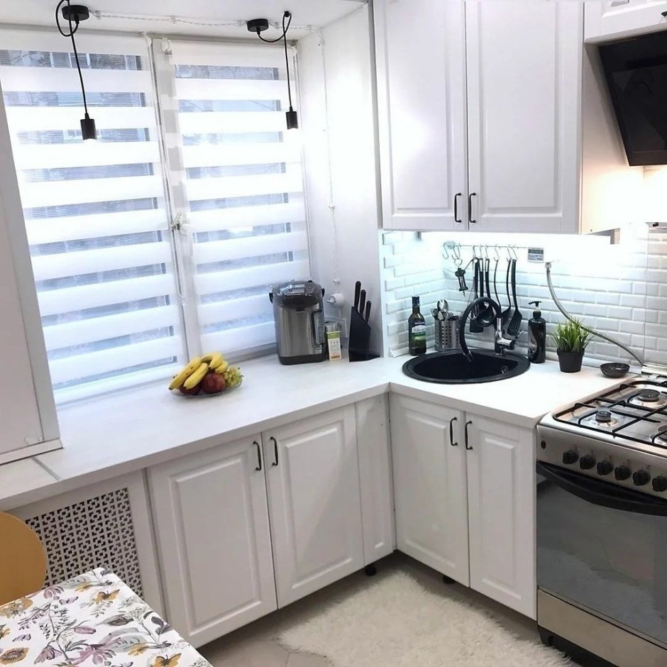 Кухня со столешницей у окна