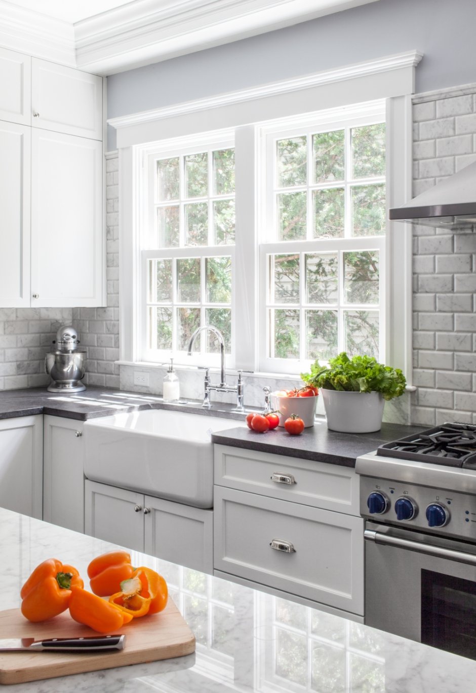 Отдельностоящая плита на кухне