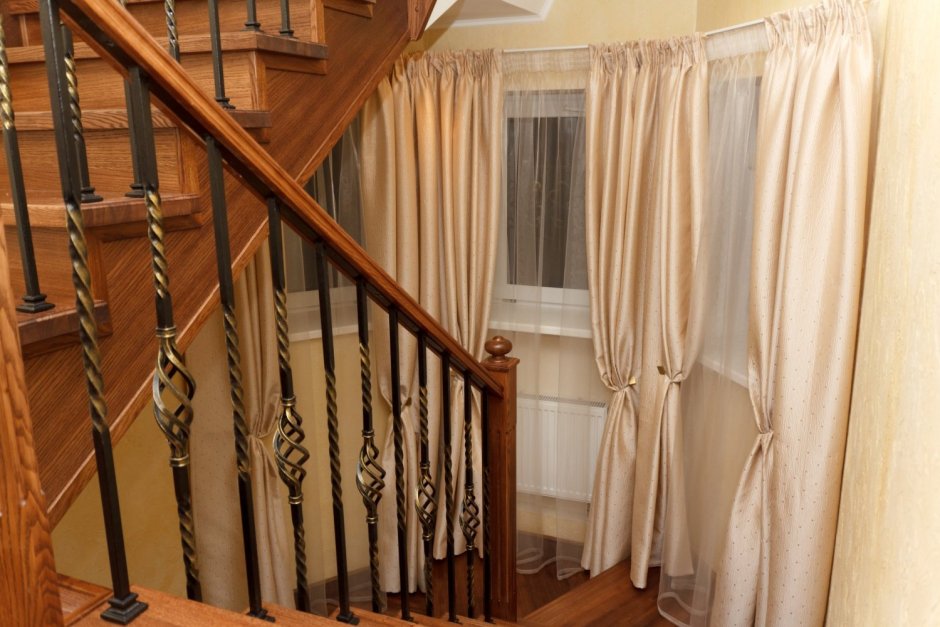 Шторы на лестничный марш