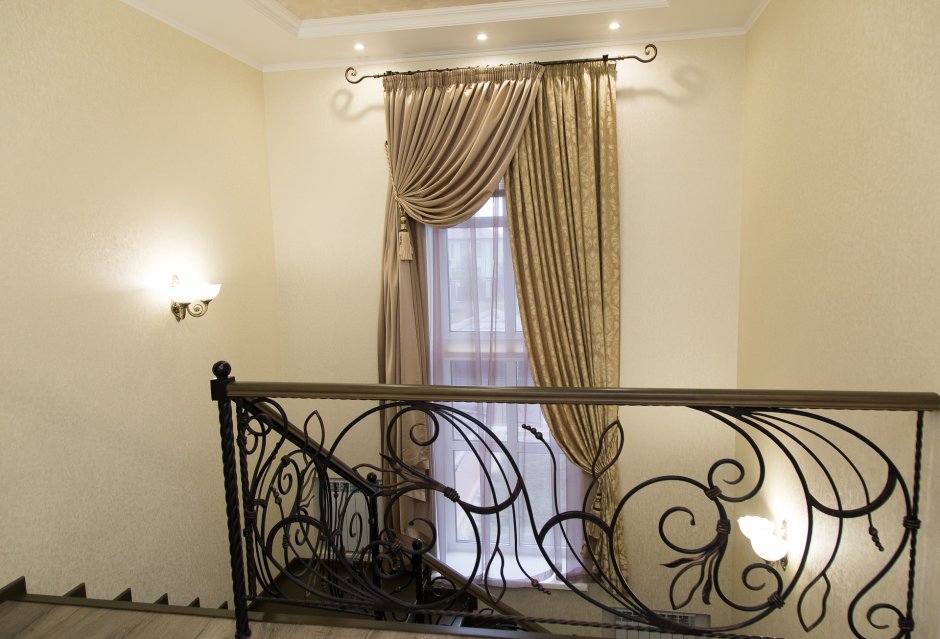 Шторы на большое окно на лестнице