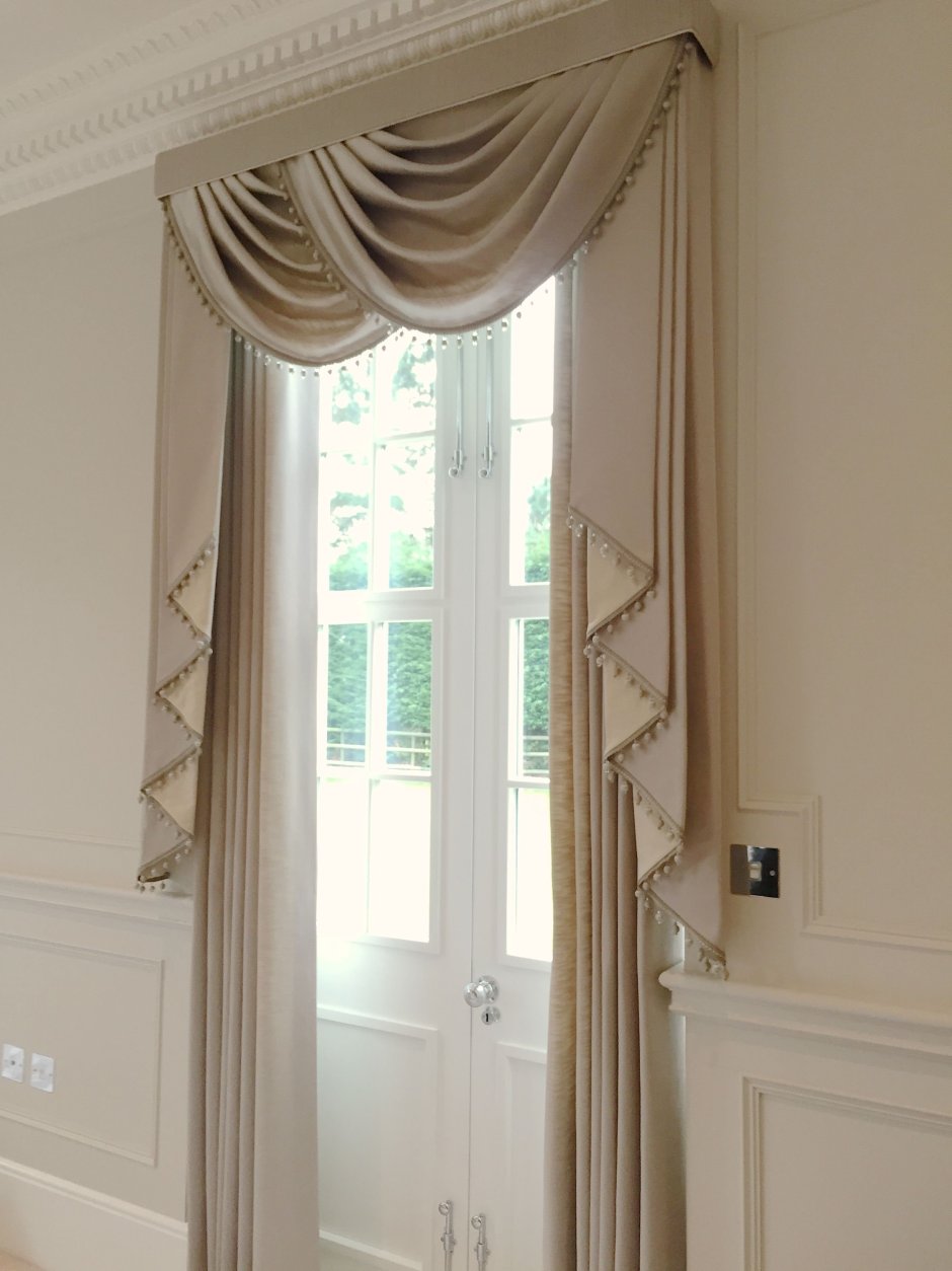 Шторы на лестничное окно в частном доме