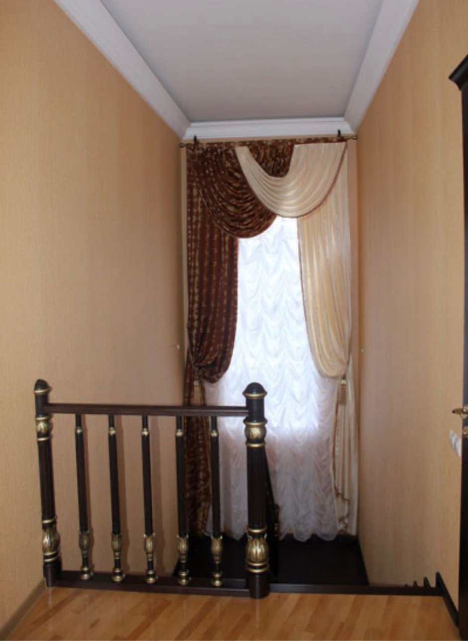 Лестничное окно в частном доме