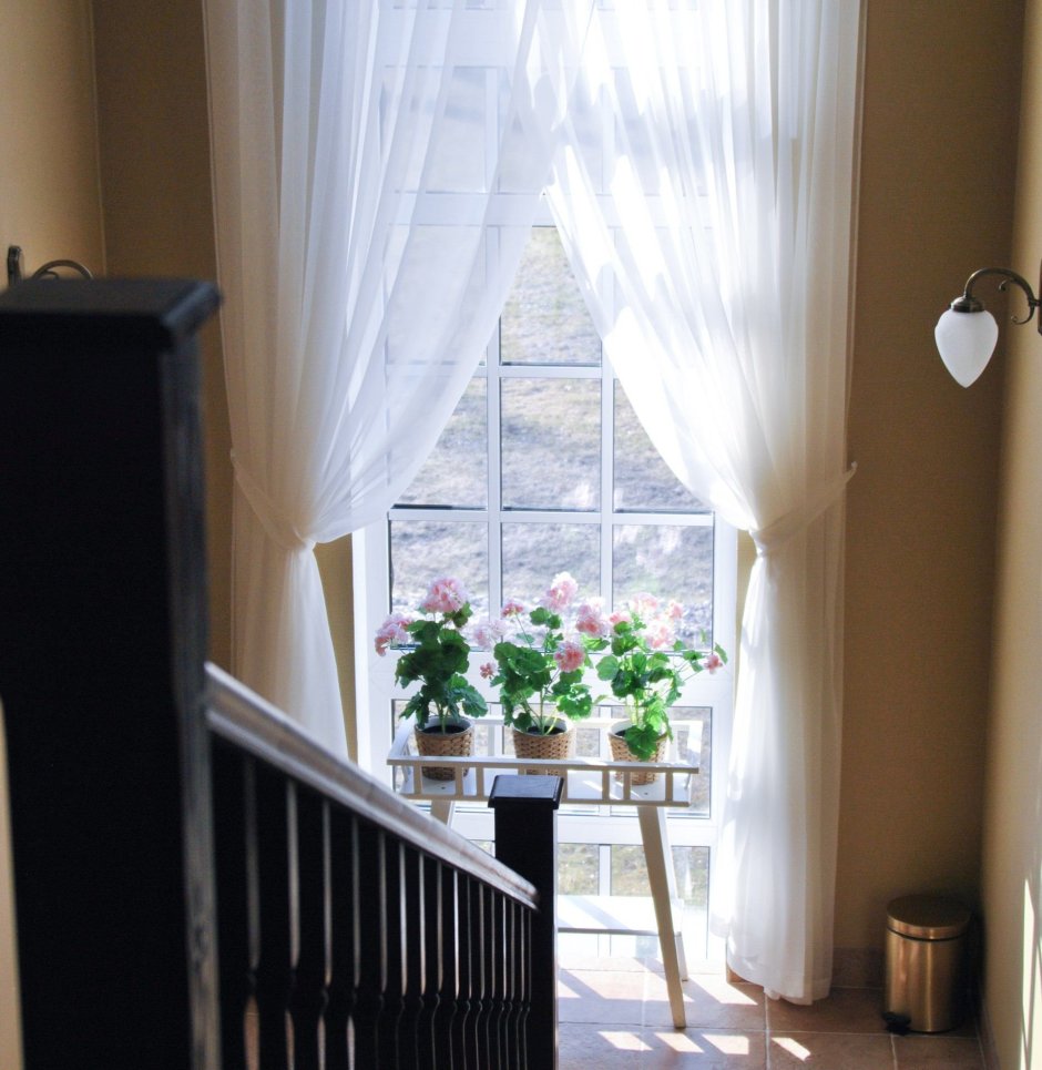 Окно на лестнице в частном доме