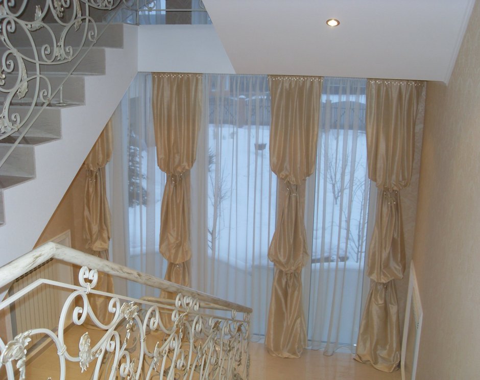 Шторы на окно на лестнице
