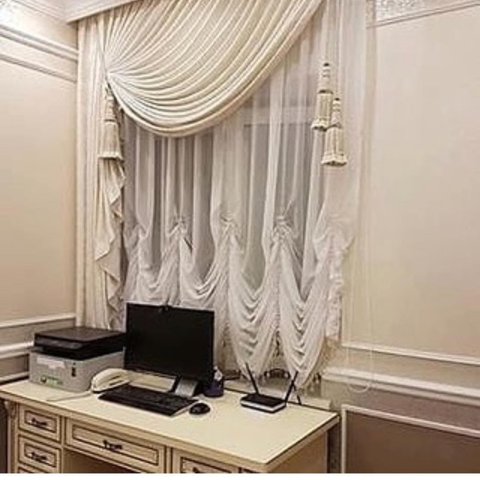 Шторы над лестничным окном