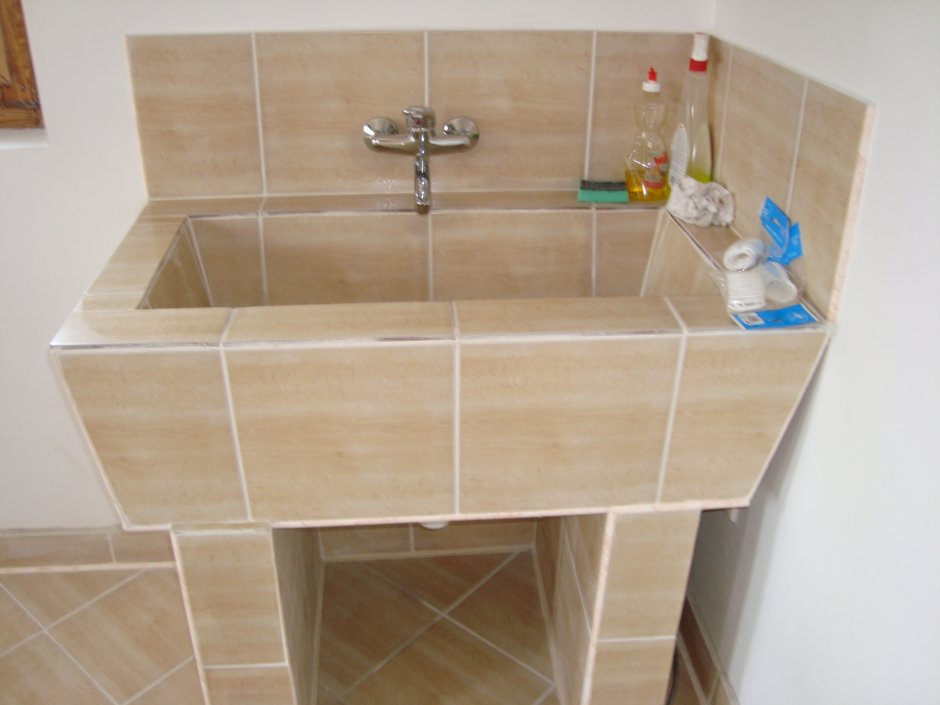 Столешница в ванной из керамогранита