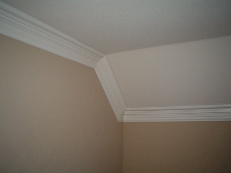 Стык потолочного плинтуса в углу