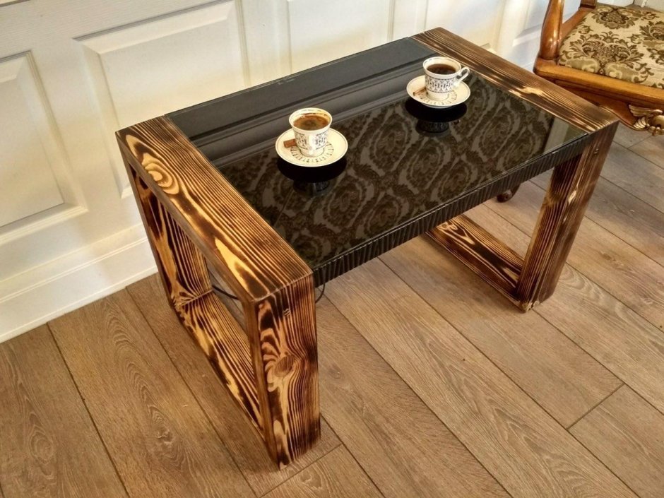 Столик журнальный деревянный