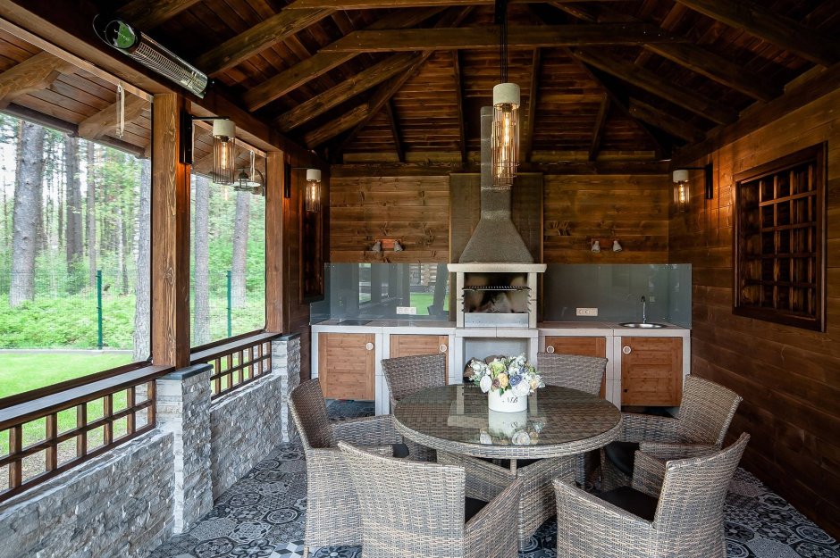 Закрытая веранда с мангалом