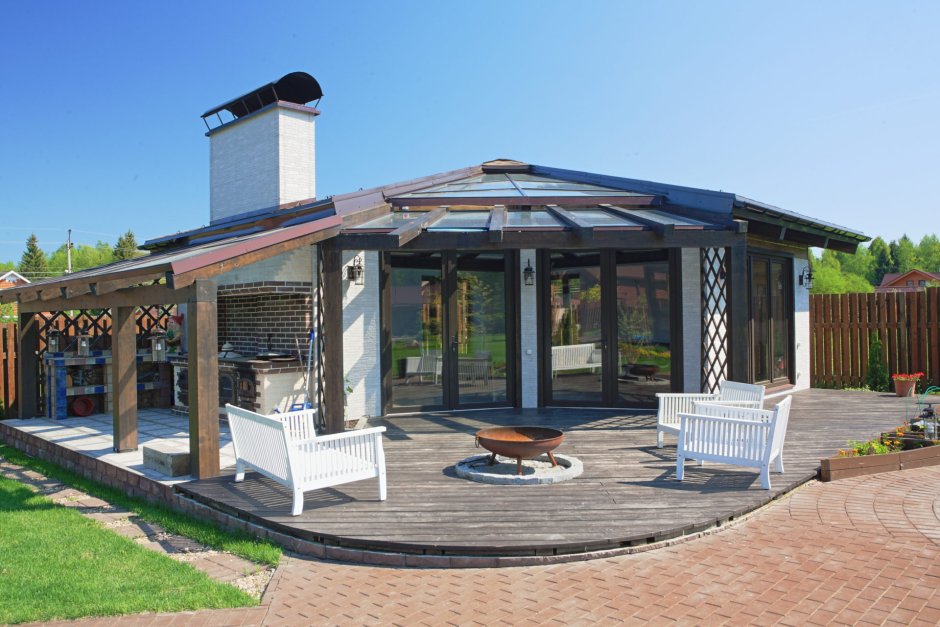 Беседка закрытая с мангальной зоной сбоку