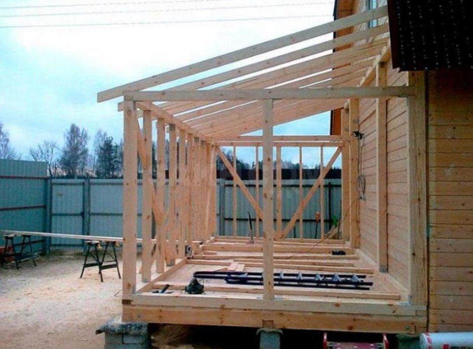 Баня с двухскатной крышей и террасой