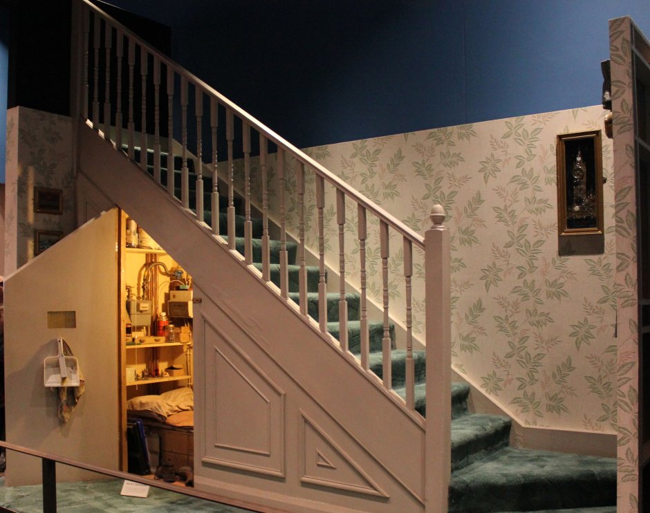 Шкаф под лестницей