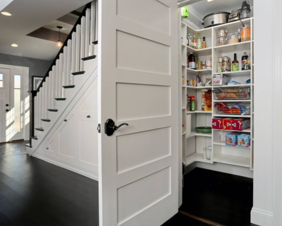 Под лестницей кладовка в доме