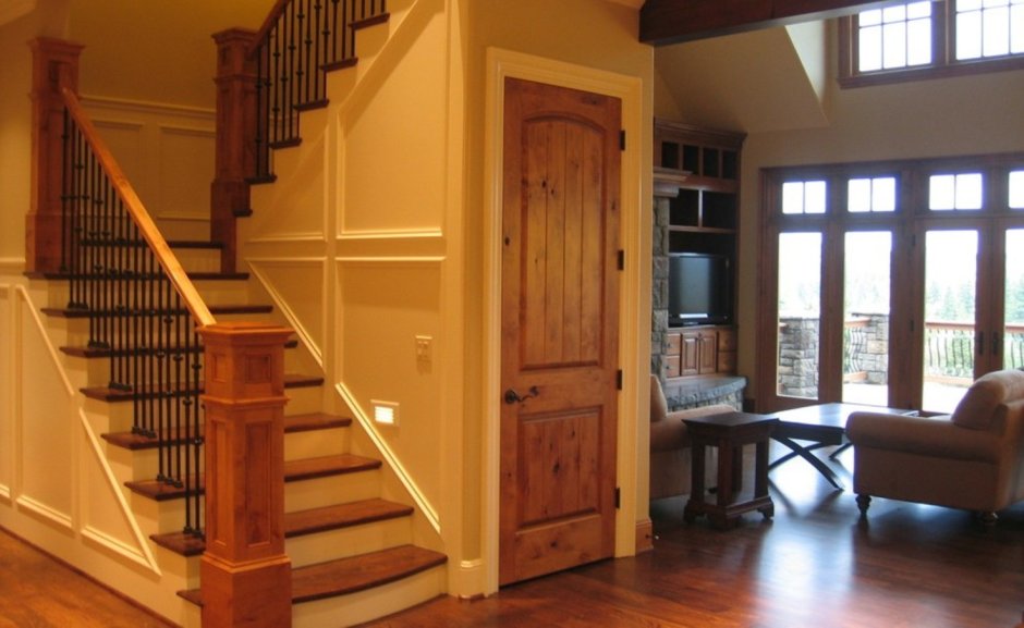 Лестница на второй этаж в загородном доме двухмаршевая