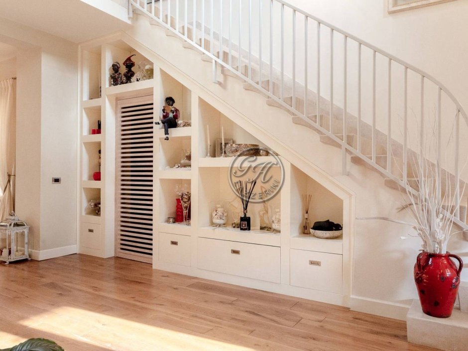 Гардеробная под лестницей