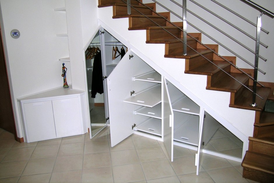 Шкаф под лестницей